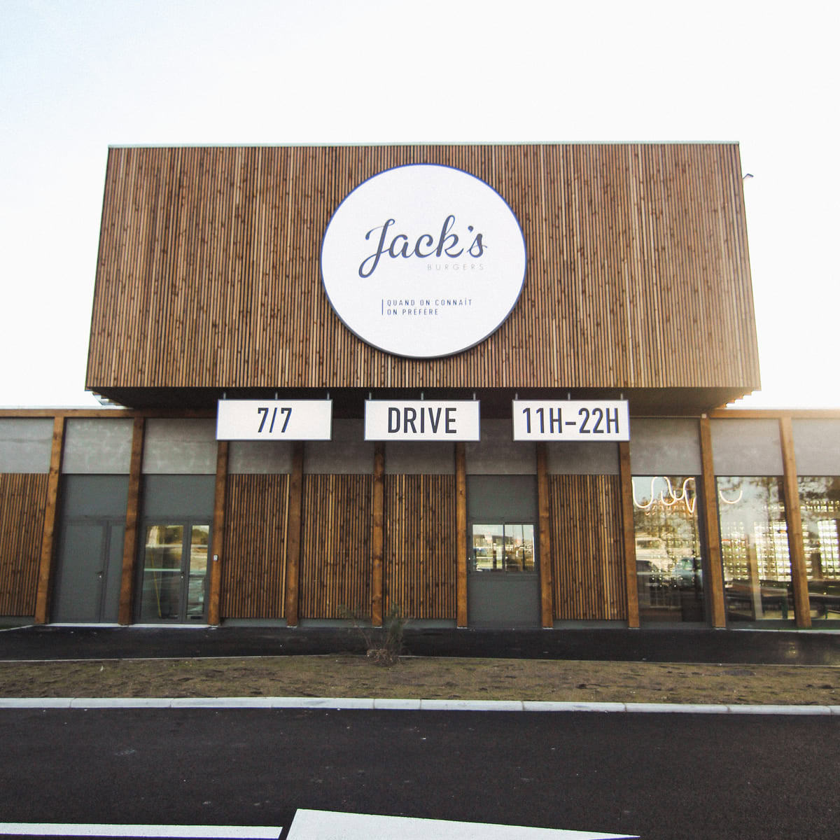 façade moderne de jack’s burgers avec drive à l’emporter