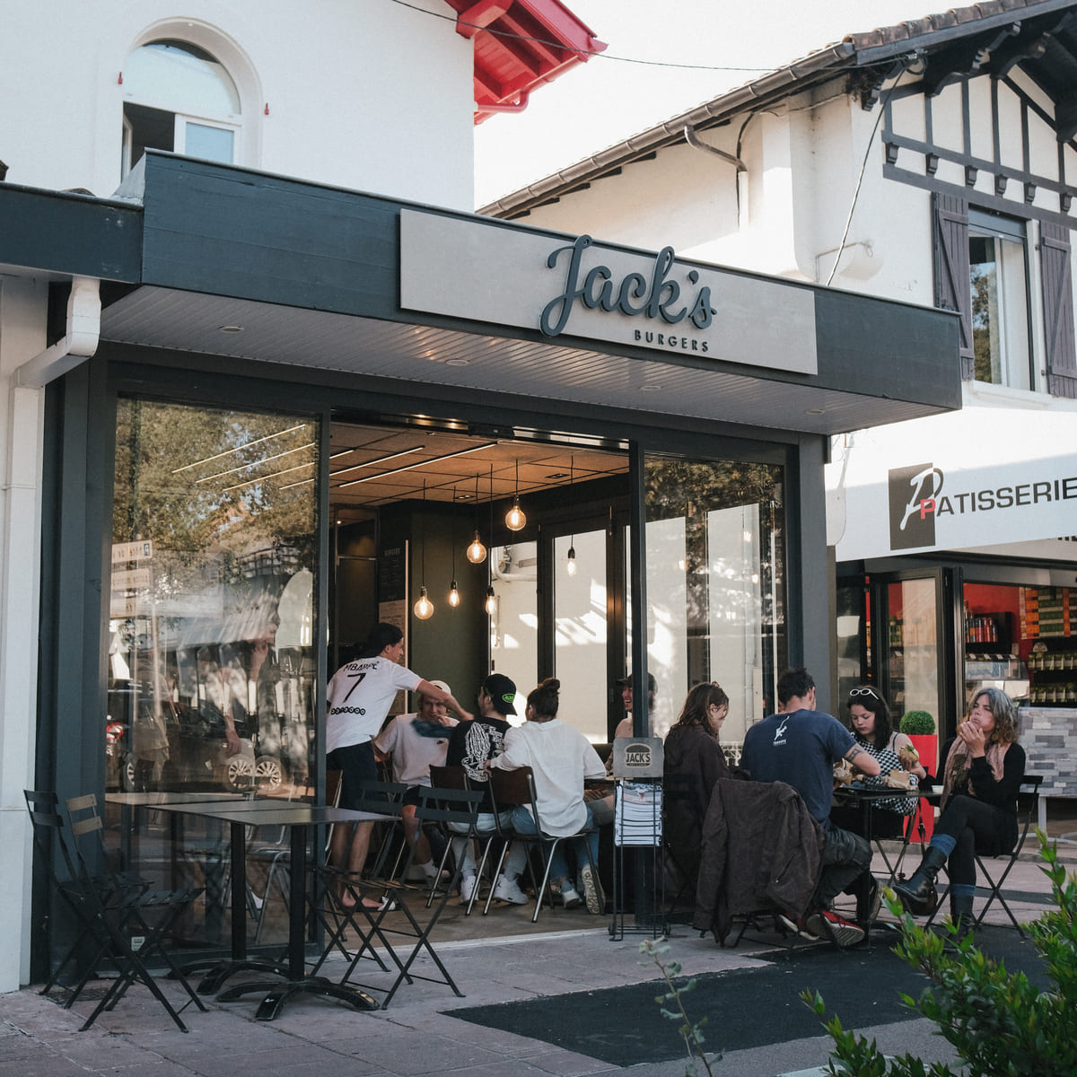 terrasse de jack’s burgers, ambiance urbaine animée