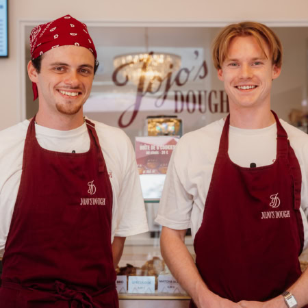 deux vendeurs souriants chez jojo’s dough
