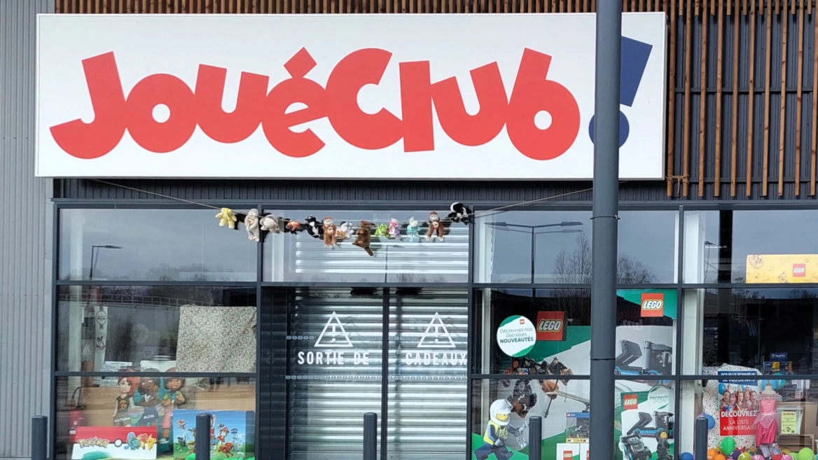 façade du magasin jouéclub avec vitrine lego