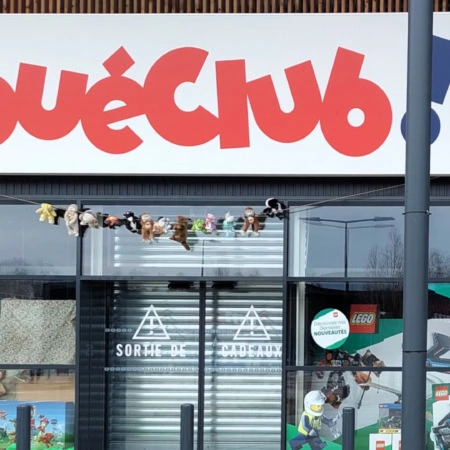 façade du magasin jouéclub avec vitrine lego