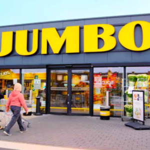 entrée du supermarché jumbo et vitrine vitrée