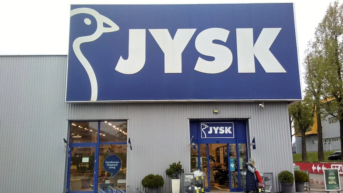 façade du magasin jysk avec enseigne bleue