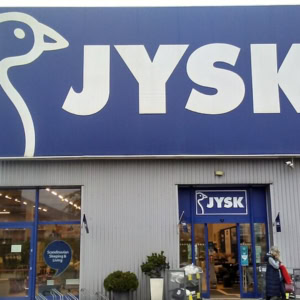 façade du magasin jysk avec enseigne bleue