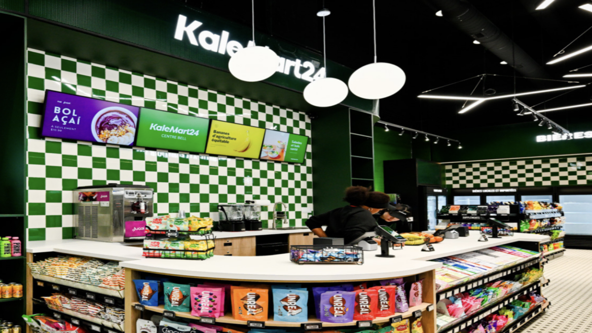 intérieur d’épicerie moderne avec comptoir design et écrans