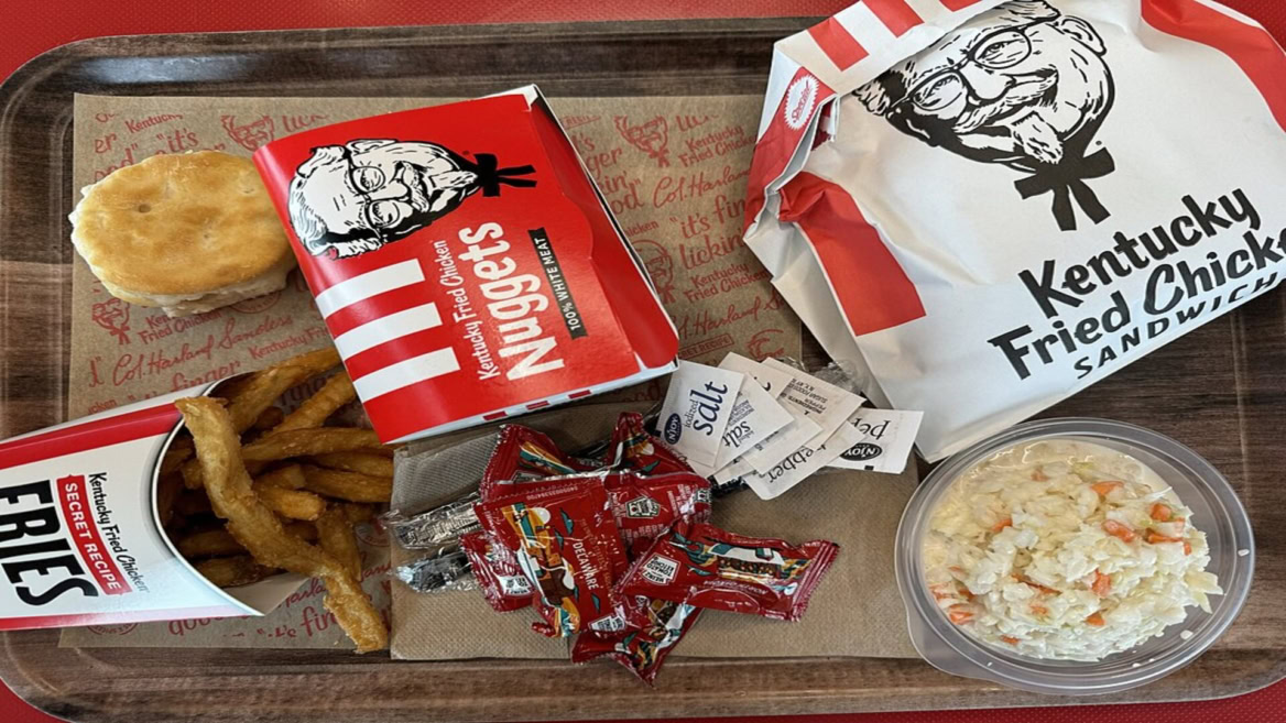 repas kfc à emporter avec frites et nuggets
