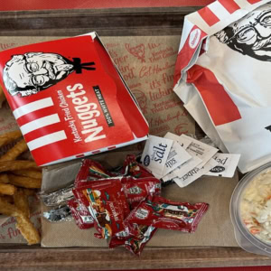 repas kfc à emporter avec frites et nuggets