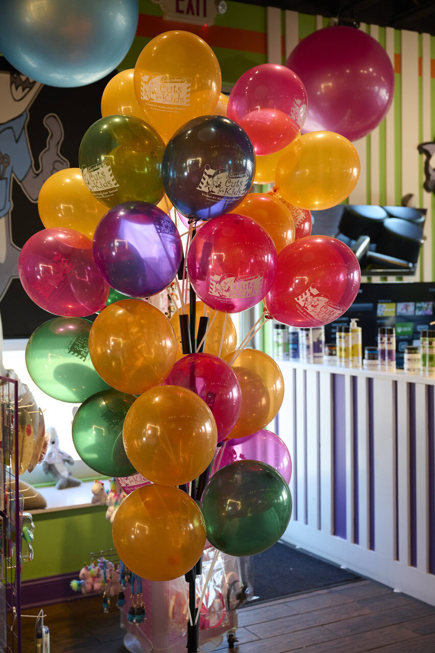 globos coloridos en peluquería infantil festiva