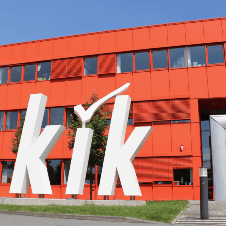 fachada moderna de kik en naranja