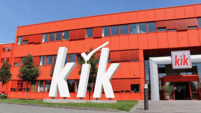 fachada moderna de kik en naranja