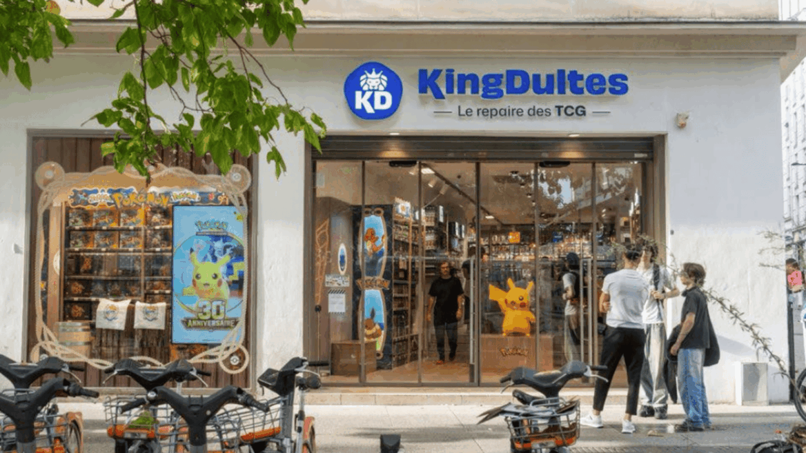 boutique kingdultes pokémon tcg avec vitrine pikachu