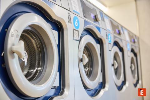 rangée de lave linge frontaux en laverie moderne