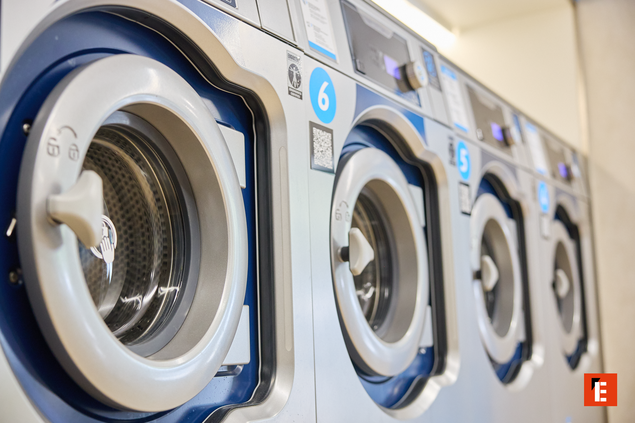 rangée de lave linge frontaux en laverie moderne