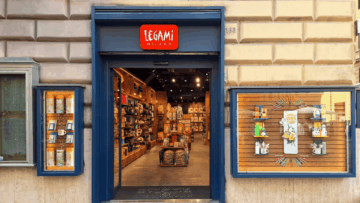 boutique legami milano : façade bleue et vitrine colorée