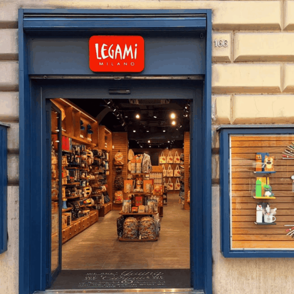 boutique legami milano : façade bleue et vitrine colorée