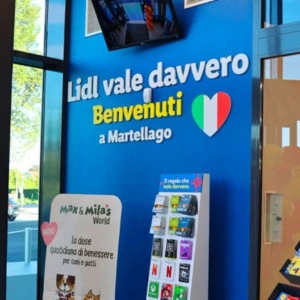 ingresso lidl martellago con allestimento promo festivo