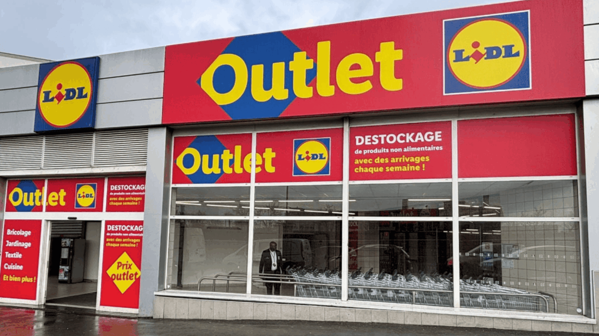 façade du lidl outlet, enseigne et chariots visibles