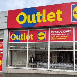 façade du lidl outlet, enseigne et chariots visibles