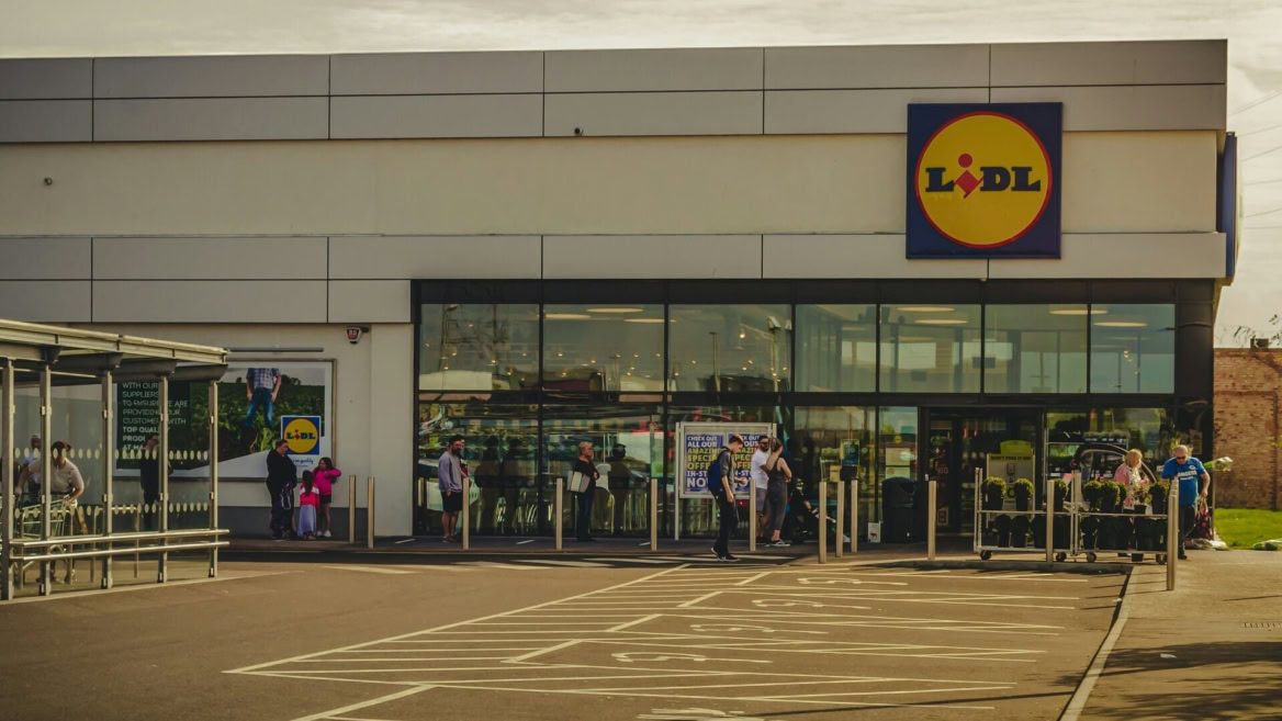 façade du lidl avec parking et entrée vitrée
