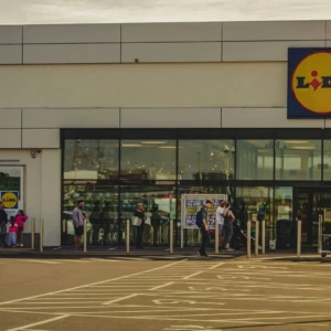 façade du lidl avec parking et entrée vitrée