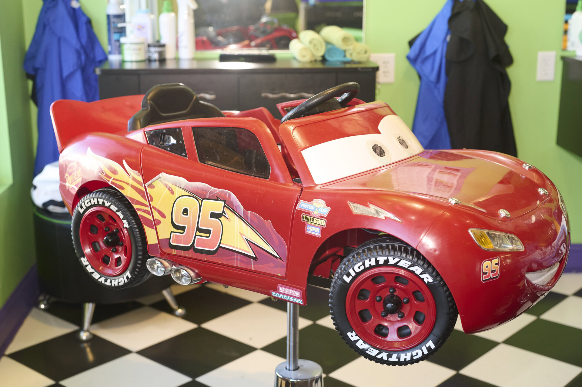 voiture lightning mcqueen enfant en salle à damier