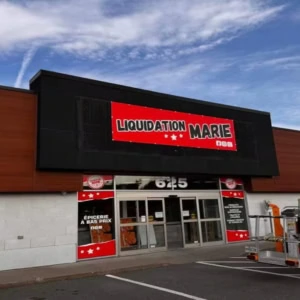 façade du magasin liquidation marie sous ciel bleu