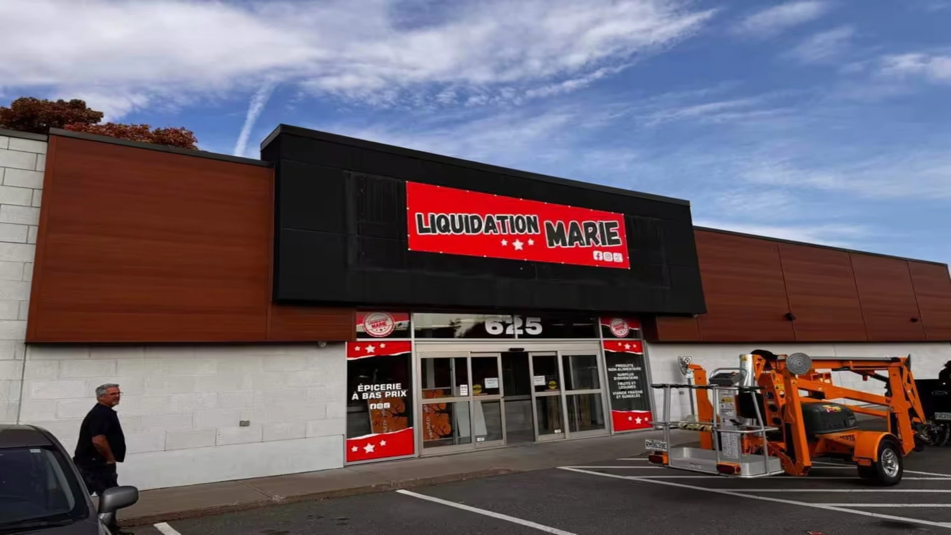 façade du magasin liquidation marie sous ciel bleu
