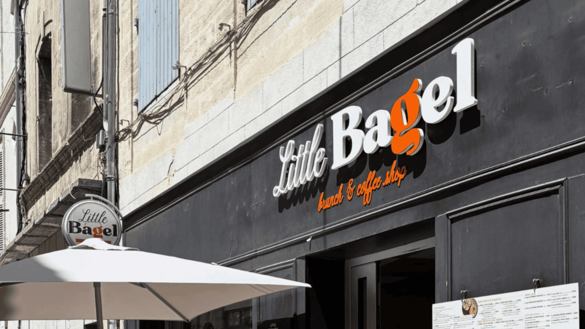 façade du café little bagel, terrasse urbaine