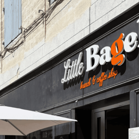 façade du café little bagel, terrasse urbaine