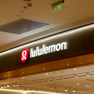 entrée lululemon moderne en centre commercial