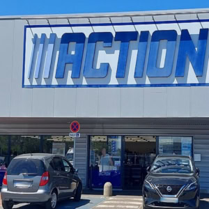 façade du magasin maction et parking automobile