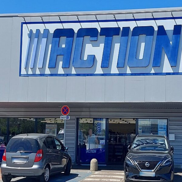 façade du magasin maction et parking automobile