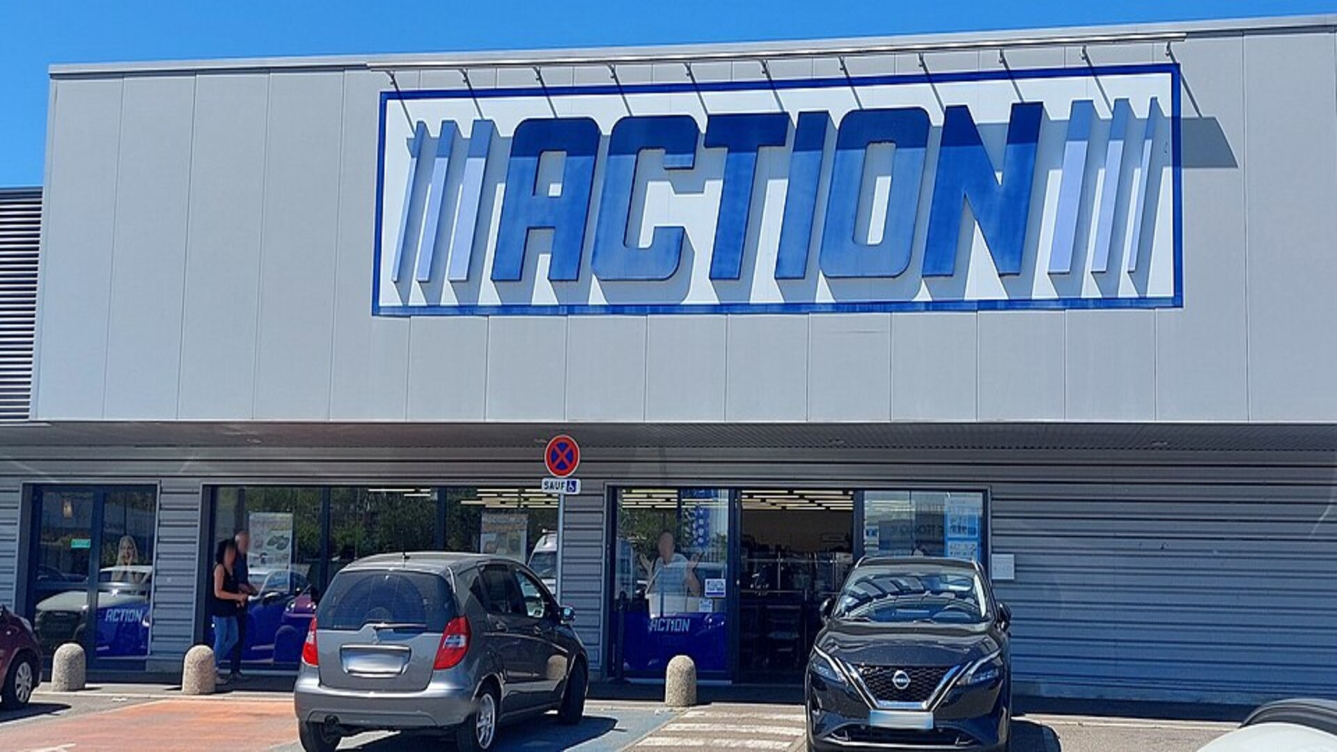 façade du magasin maction et parking automobile