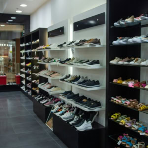 intérieur d’un magasin de chaussures moderne au centre commercial