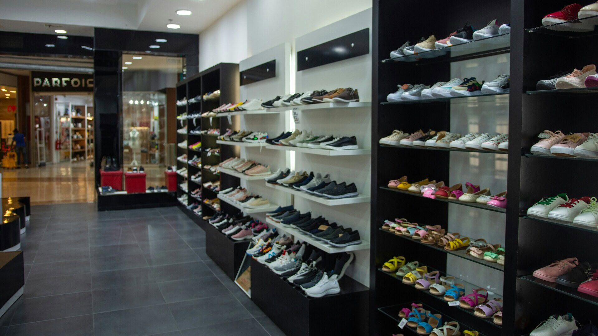 intérieur d’un magasin de chaussures moderne au centre commercial