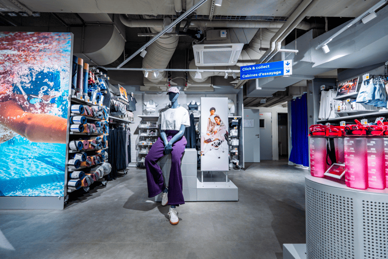 intérieur d’un magasin decathlon moderne et lumineux