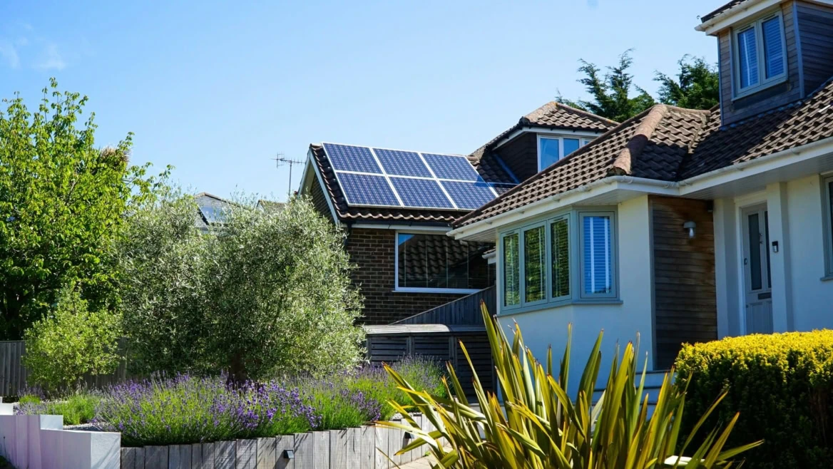 maison solaire avec jardin paysager soigné