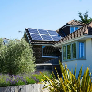 maison solaire avec jardin paysager soigné