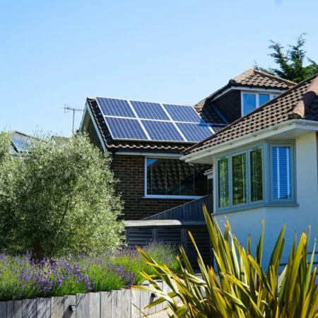 maison solaire avec jardin paysager soigné