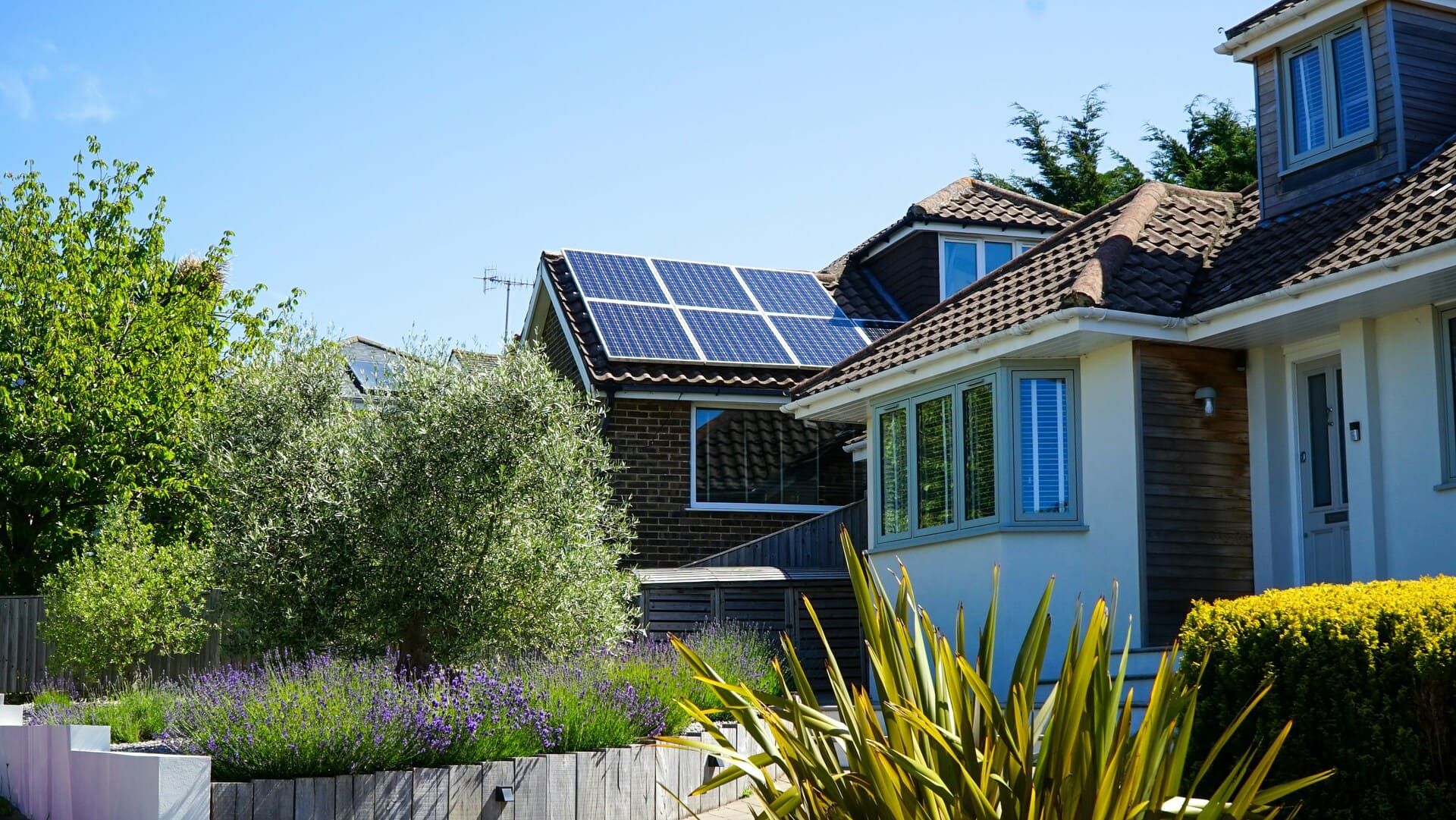 maison solaire avec jardin paysager soigné