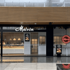 fachada moderna de la cafetería malvón