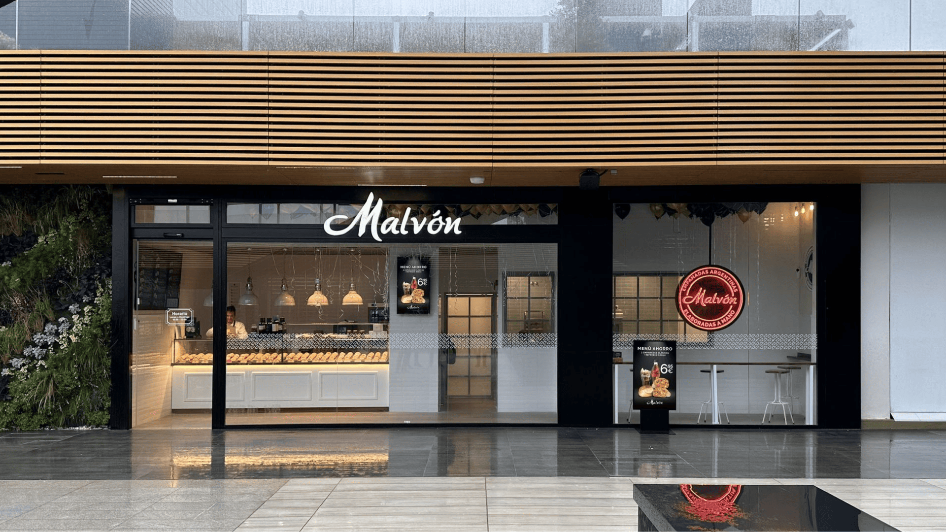 fachada moderna de la cafetería malvón