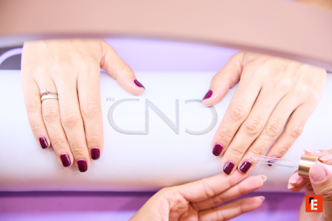 manicura cnd con uñas burdeos y aceite