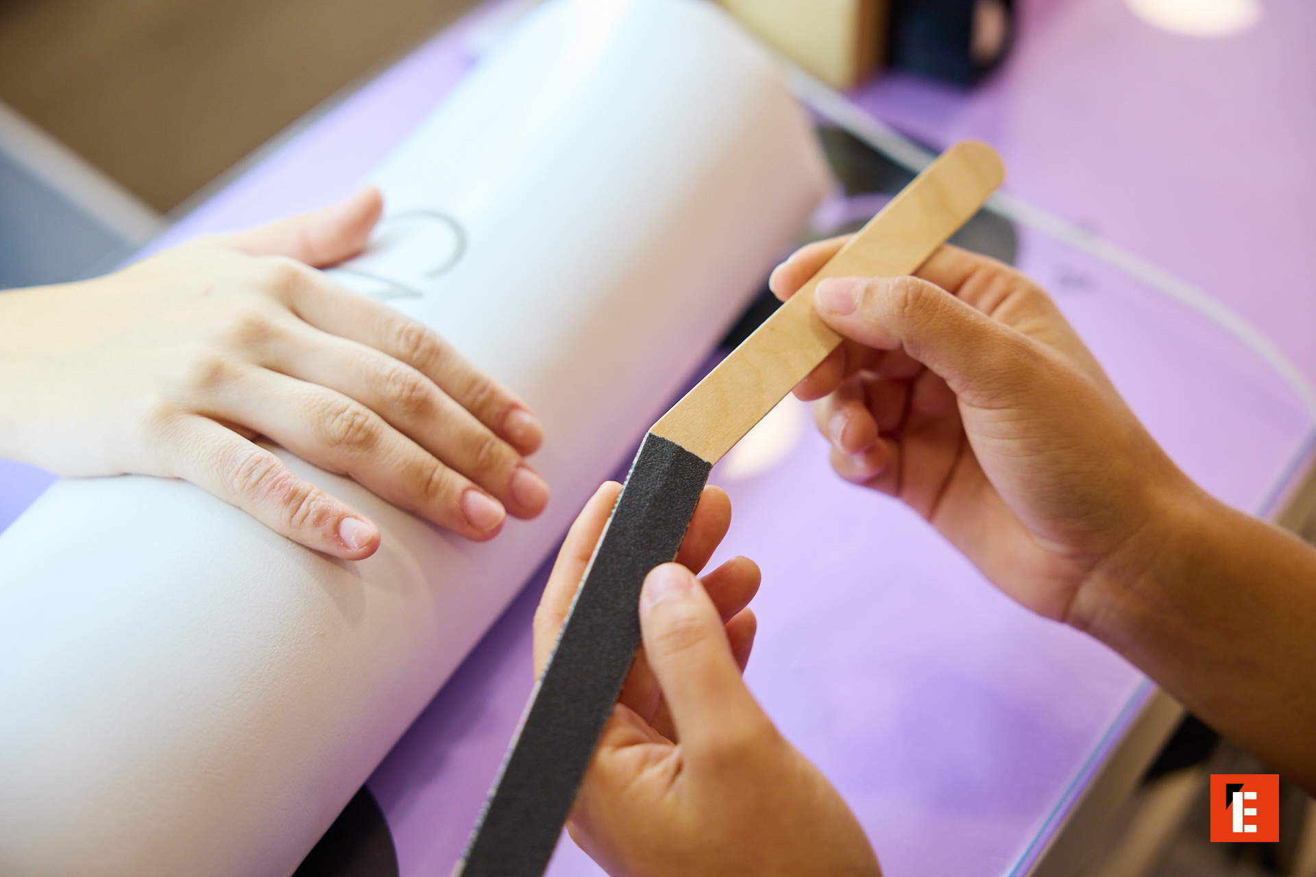 manicura en salón: limado de uñas cuidadoso