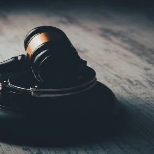 marteau de justice sur fond sombre
