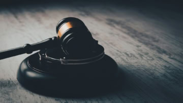 marteau de justice sur fond sombre