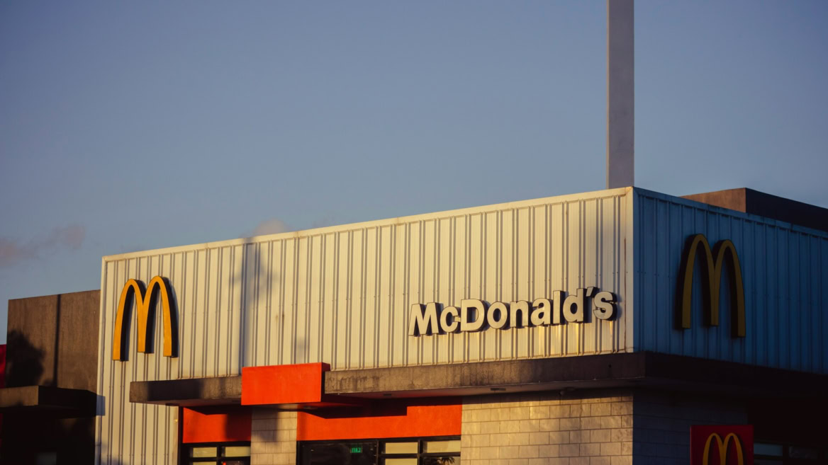 façade mcdonald’s sous ciel bleu