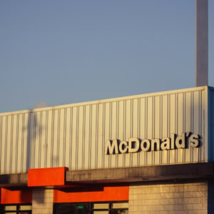 façade mcdonald’s sous ciel bleu