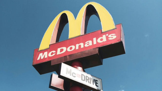 ancienne enseigne mcdonald’s aux arches dorées