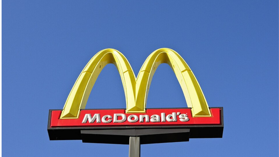 schild mcdonald’s avec arches dorées sur ciel bleu